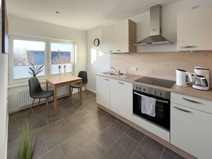 Kühlschrank, Mikrowelle, Ofen, Geschirrspüler