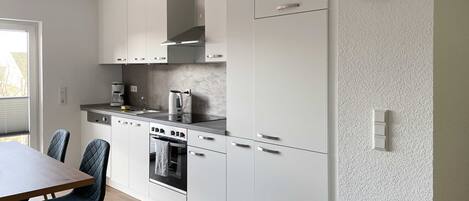 Kühlschrank, Mikrowelle, Ofen, Geschirrspüler