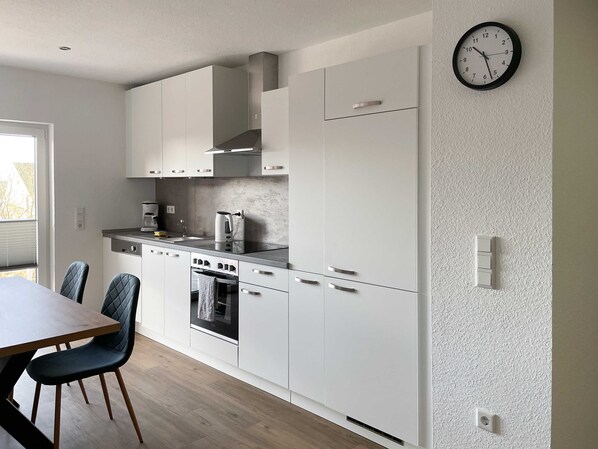 Kühlschrank, Mikrowelle, Ofen, Geschirrspüler