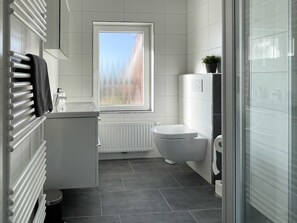 Regadera, secadora de cabello, toallas, jabón 