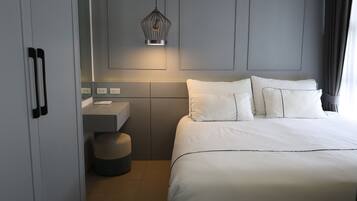 1 Bedroom at Palmyrah Surin Condo | 1 phòng ngủ, két bảo mật tại phòng, trang trí khác biệt