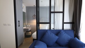 1 Bedroom at Palmyrah Surin Condo | リビング エリア