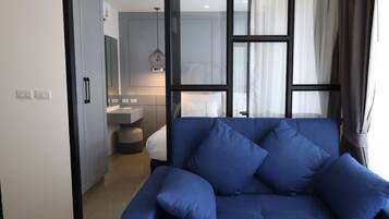 1 Bedroom at Palmyrah Surin Condo | Khu phòng khách | TV màn hình phẳng