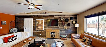 🏜️Rawhide Ranch - Walk to Pappy and Harriet's with HOT TUB!🏜️