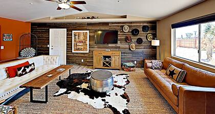 🏜️Rawhide Ranch - Walk to Pappy and Harriet's with HOT TUB!🏜️