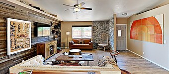 🏜️Rawhide Ranch - Walk to Pappy and Harriet's with HOT TUB!🏜️