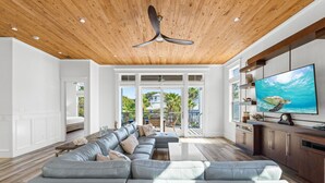 Living area - 🐬🐟 The Life Aquatic | Pool | Golf Cart | Rooftop Gulf Views | FREE Excursions ☀️ (Destin)