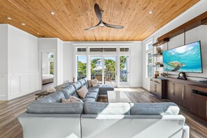 Smart TV, video games, table football, video library - 🐬🐟 The Life Aquatic | Pool | Golf Cart | Rooftop Gulf Views | Free Excursions! (Destin)