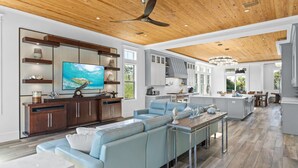 Living area - 🐬🐟 The Life Aquatic | Pool | Golf Cart | Rooftop Gulf Views | FREE Excursions ☀️ (Destin)
