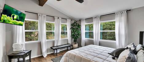 2 chambres, fer et planche à repasser, lit de bébé portatif