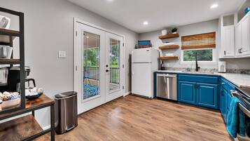 Coffee/tea maker, fridge, microwave, oven