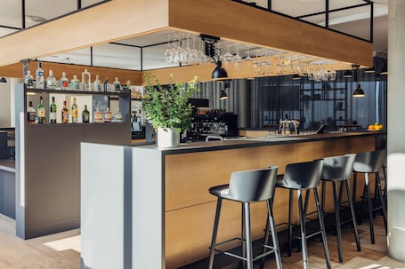 Bar (en la propiedad). harry's home Bern-Expo