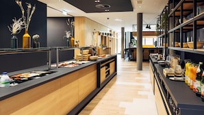 Petit déjeuner buffet servi tous les jours en supplément