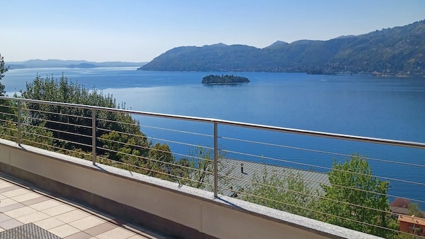 A balcony with a view of a lake and distant mountains. - Apartment in Verbania near Lake and Islands (Verbania)