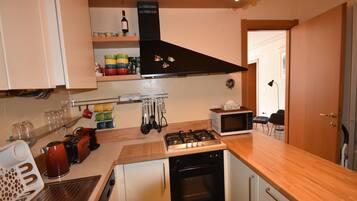 Frigorifero, microonde, forno, piano cottura