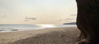 Stunning Coastal Cottage - Sleeping 4 in 2 Bedrooms - Pool and Beach Access Included.