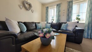 Smart TV, table tennis - Stunning Coastal Cottage - Sleeping 4 in 2 Bedrooms - Pool and Beach Access Included. (Filey)