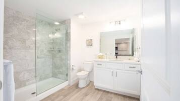 Een douche, een haardroger, handdoeken