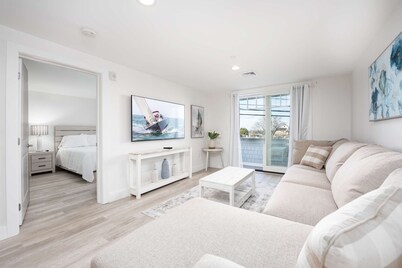 Premier Ocean View Corner Condo (850S.F.)