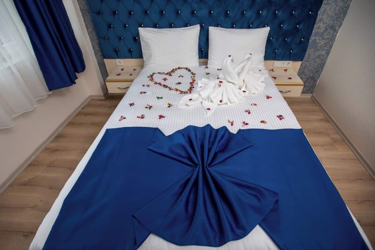 Standaard tweepersoonskamer, uitzicht op tuin | Een minibar met enkele gratis items, een kluis op de kamer