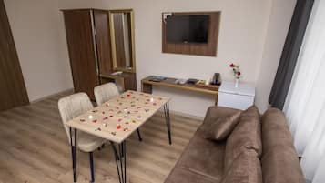 Family Studio Suite | Free minibar items, in-room safe, blackout drapes, soundproofing