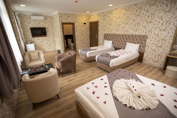 Familie studio suite | Een minibar met enkele gratis items, een kluis op de kamer