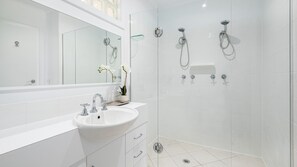 Badewanne, Haartrockner, Handtücher