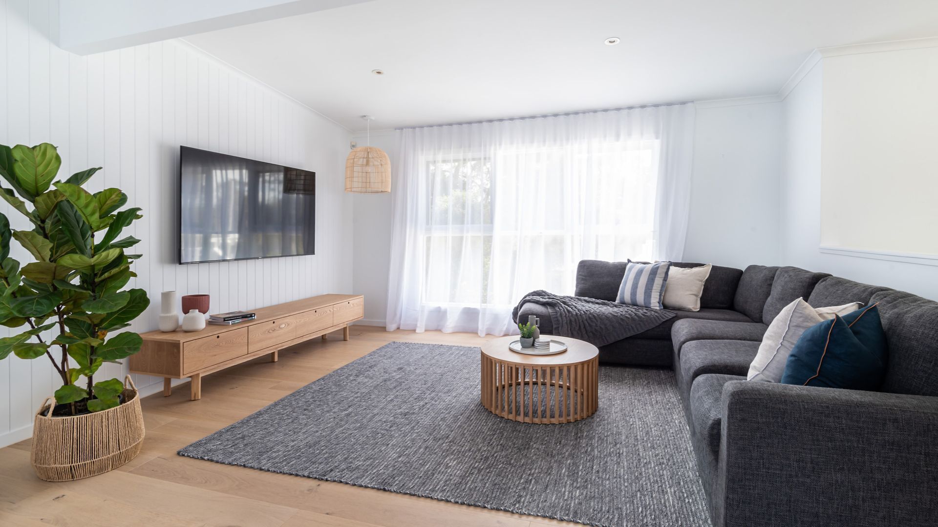 Smart TV, fireplace, DVD player