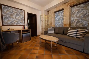 Deluxe Double Room | Area soggiorno | Smart TV 32 pollici con canali satellitari, TV