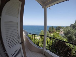 A balcony with a view of the sea and greenery. - Villa Litsa Large Private Pool Walk to Beach Sea Views A C Wifi (Corfu)