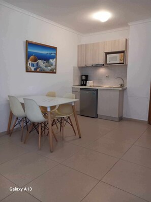 Mini-fridge, microwave, stovetop, electric kettle - Aegean Blu Kos (Kos)