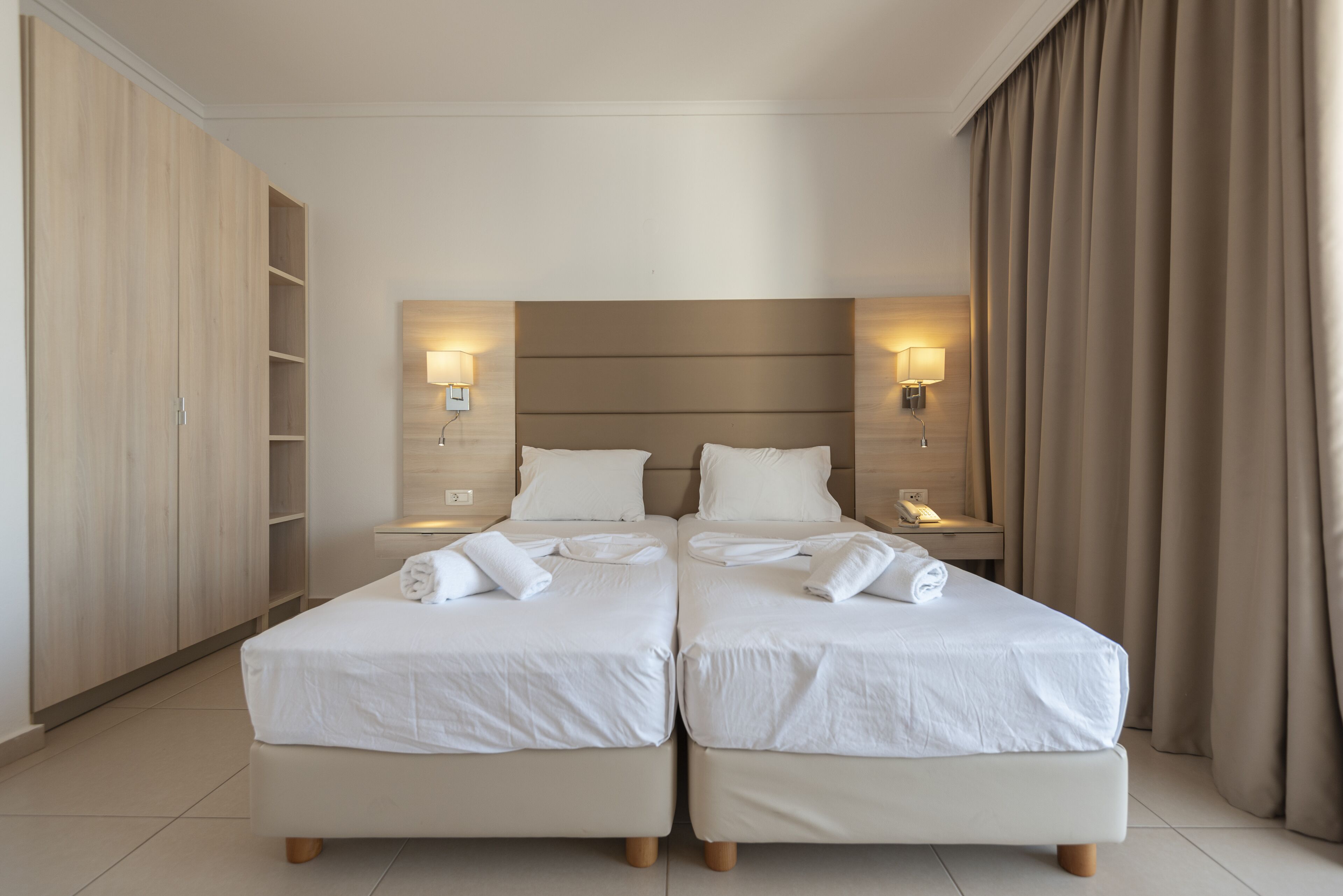 Rom – classic | Safe på rommet, skrivebord, lydisolert og barnesenger (inkludert)