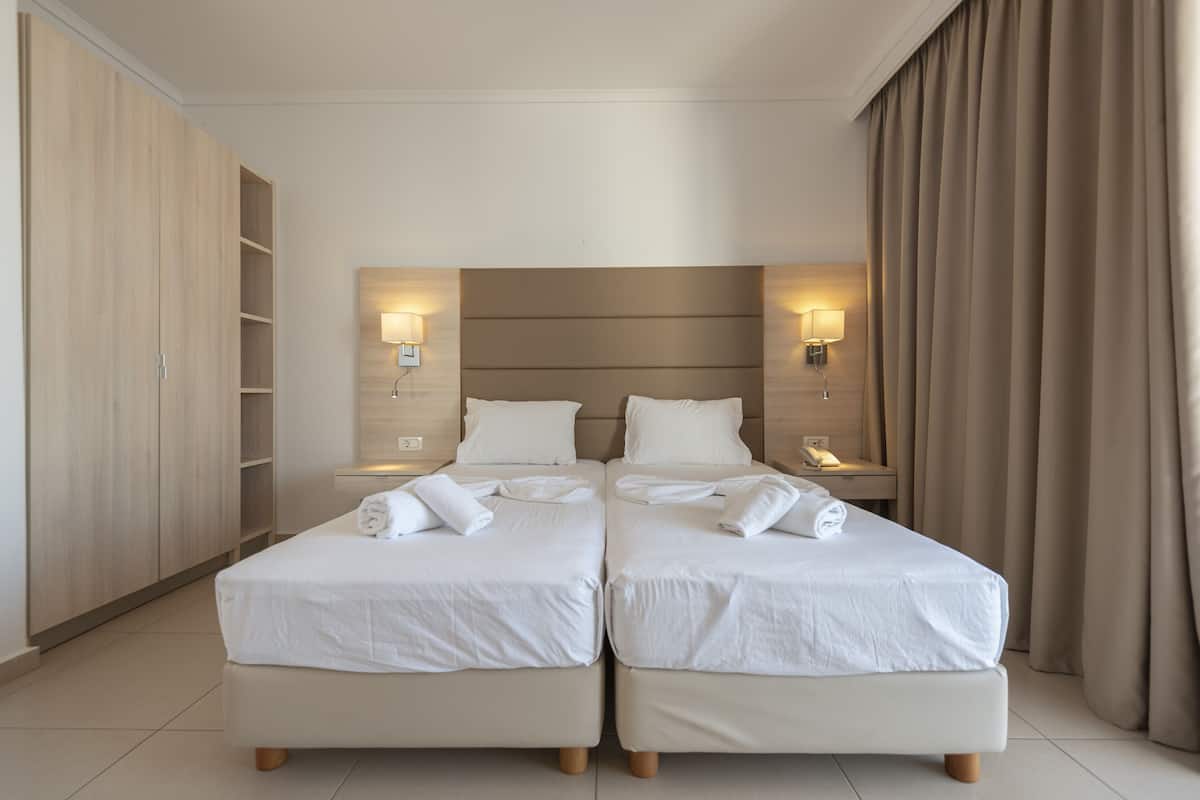 Rom – classic | Safe på rommet, skrivebord, lydisolert og barnesenger (inkludert)