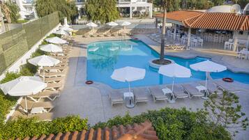 Piscina externa sazonal, funciona das 10h às 18h, guarda-sóis