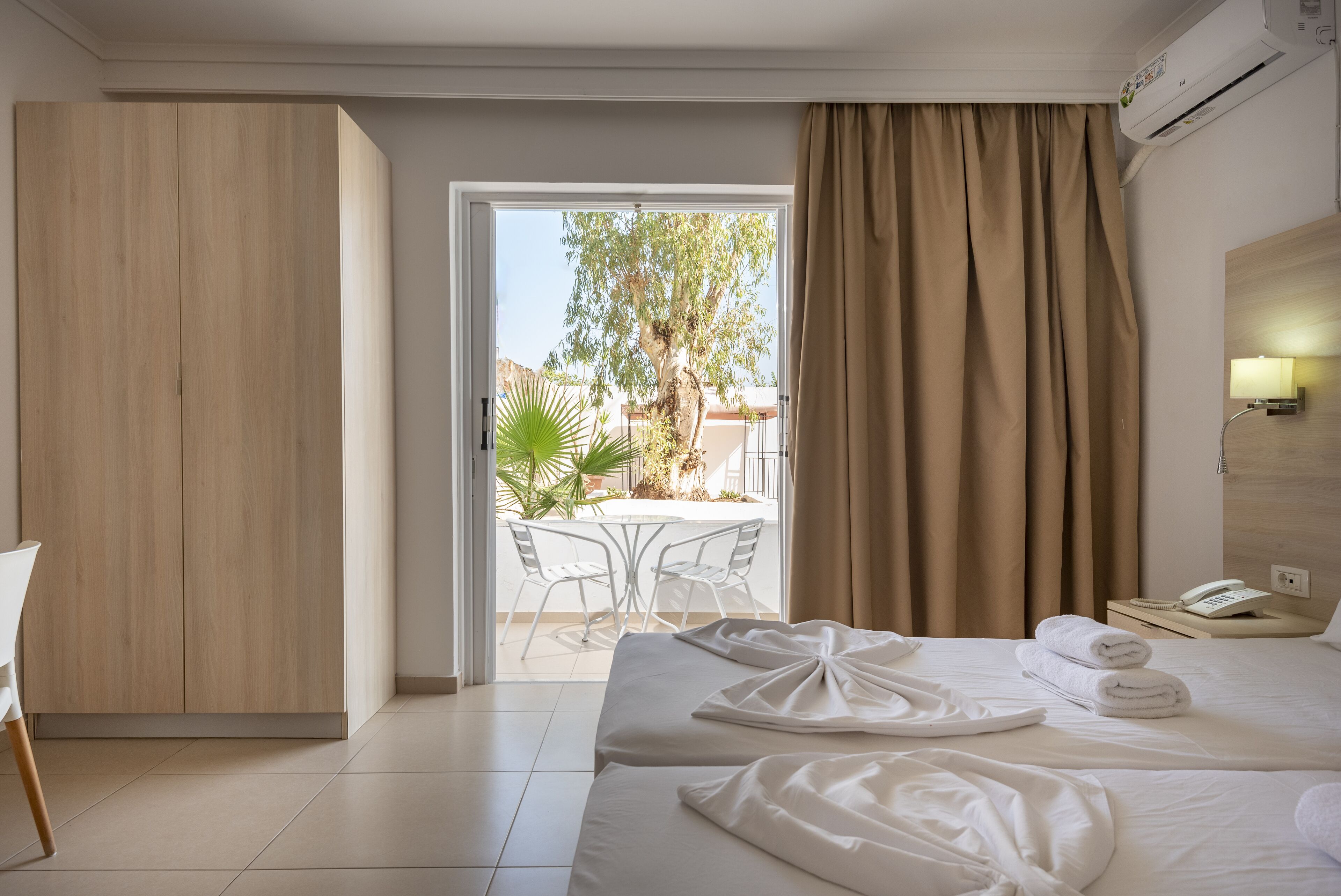 客房内保险箱、办公桌、隔音、免费婴儿床