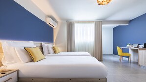 A hotel room with two beds, a desk, and a chair. - Antoniel Suites (St. Julian's)