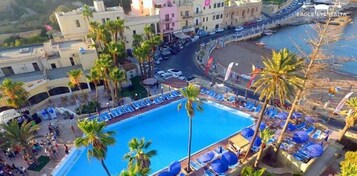 Una piscina al aire libre de temporada