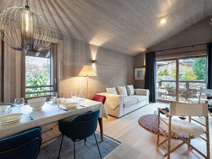 TV - New Apartment in Rochebrune, Megève: 2 Bedrooms, Pool, Gym, Sauna, and Hammam (Megève)