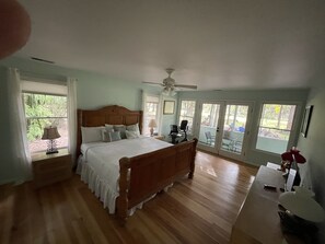 3 bedrooms, desk, iron/ironing board, travel crib