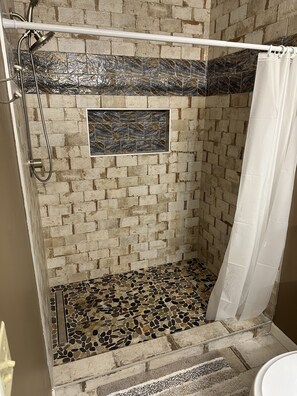 Combined shower/bathtub, hair dryer, towels, soap