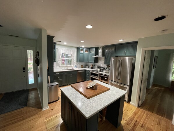 Fridge, microwave, oven, stovetop - Single Family Home, Land trans Round Trip! Melrose Pool Open! (Daufuskie Island)