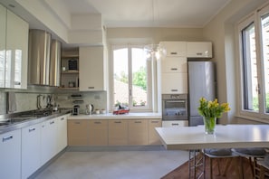 Frigorifero, microonde, forno, piano cottura
