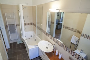 Badewanne, Whirlpool, Haartrockner, Bidet