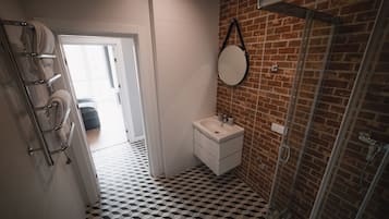 Apartament clàssic | Bany | Capçal de dutxa tipus cascada i articles de tocador gratuïts