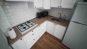 Classic Apartment | Private kitchen | Full-size fridge, microwave, stovetop, electric kettle - Kostjukowski Apartments Shevchenka 60 (Lviv)