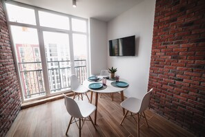 Full-sized fridge, microwave, stovetop, electric kettle - Kostjukowski Apartments Shevchenka 60 (Lviv)