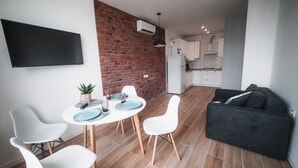 Full-size fridge, microwave, stovetop, electric kettle - Kostjukowski Apartments Shevchenka 60 (Lviv)
