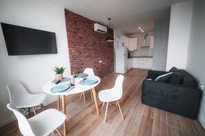 Full-sized fridge, microwave, stovetop, electric kettle
