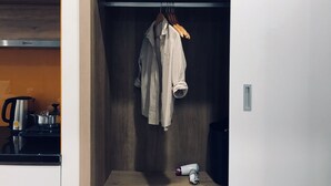 Une cuisine moderne équipée d’une cuisinière, d’une bouilloire et d’un porte-manteau suspendu.