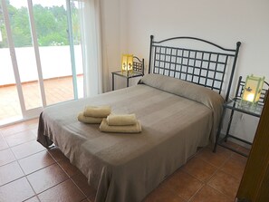 2 slaapkamers, een strijkplank/strijkijzer, gratis wifi, beddengoed